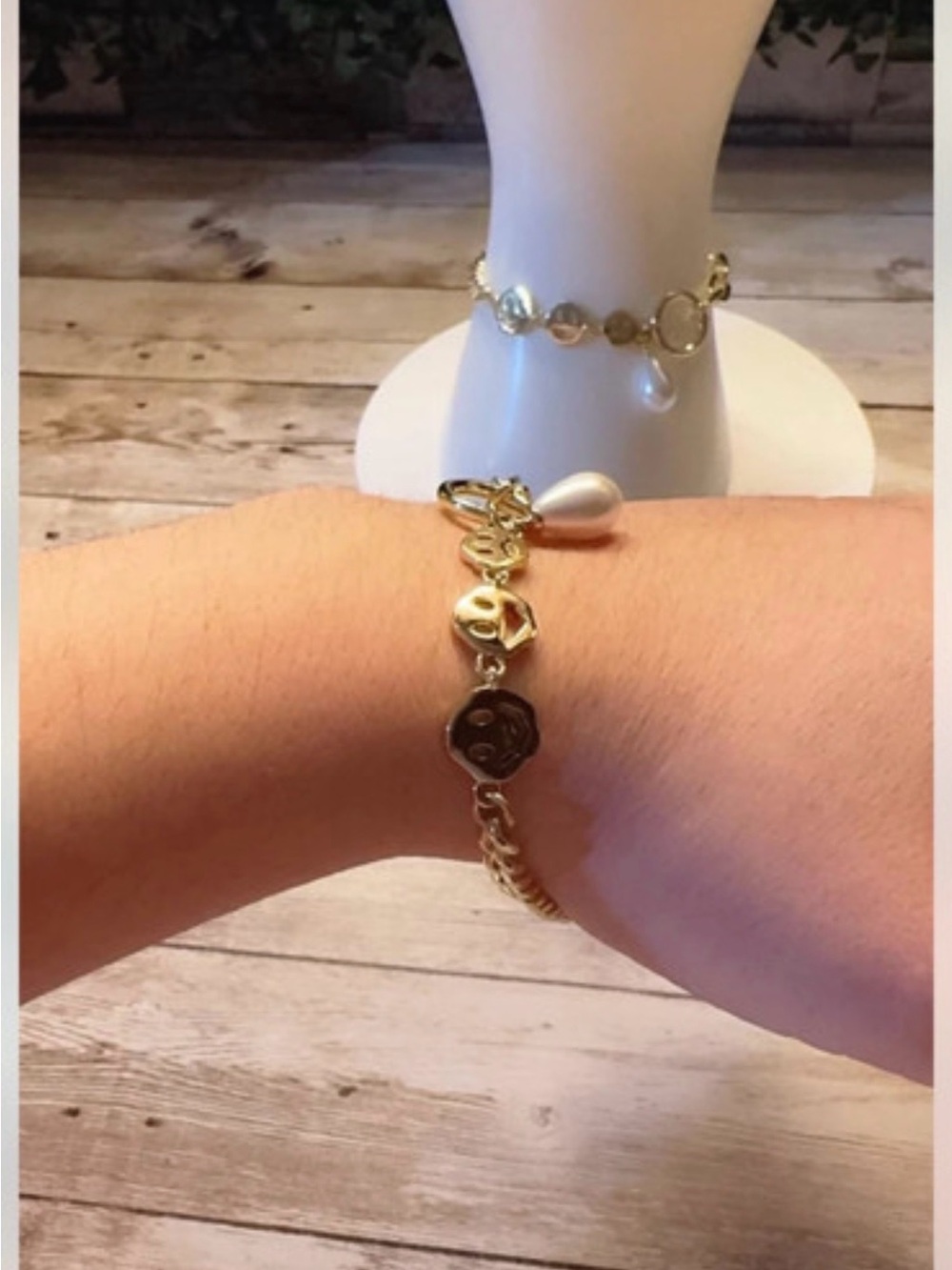 Gold-Tone Charm Bracelet with Pearl Drop/joyería de alta calidad